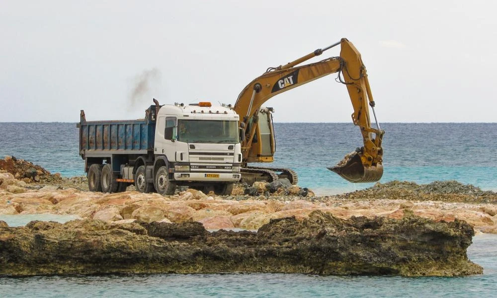 Ιωάννινα: Έκαναν "φύλλο και φτερό" βαριά μηχανήματα και τα πωλούσαν στην Αλβανία